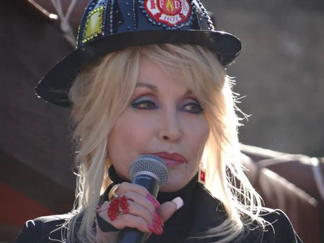 Dolly Parton Does ‘Rockstar’ Karaoke